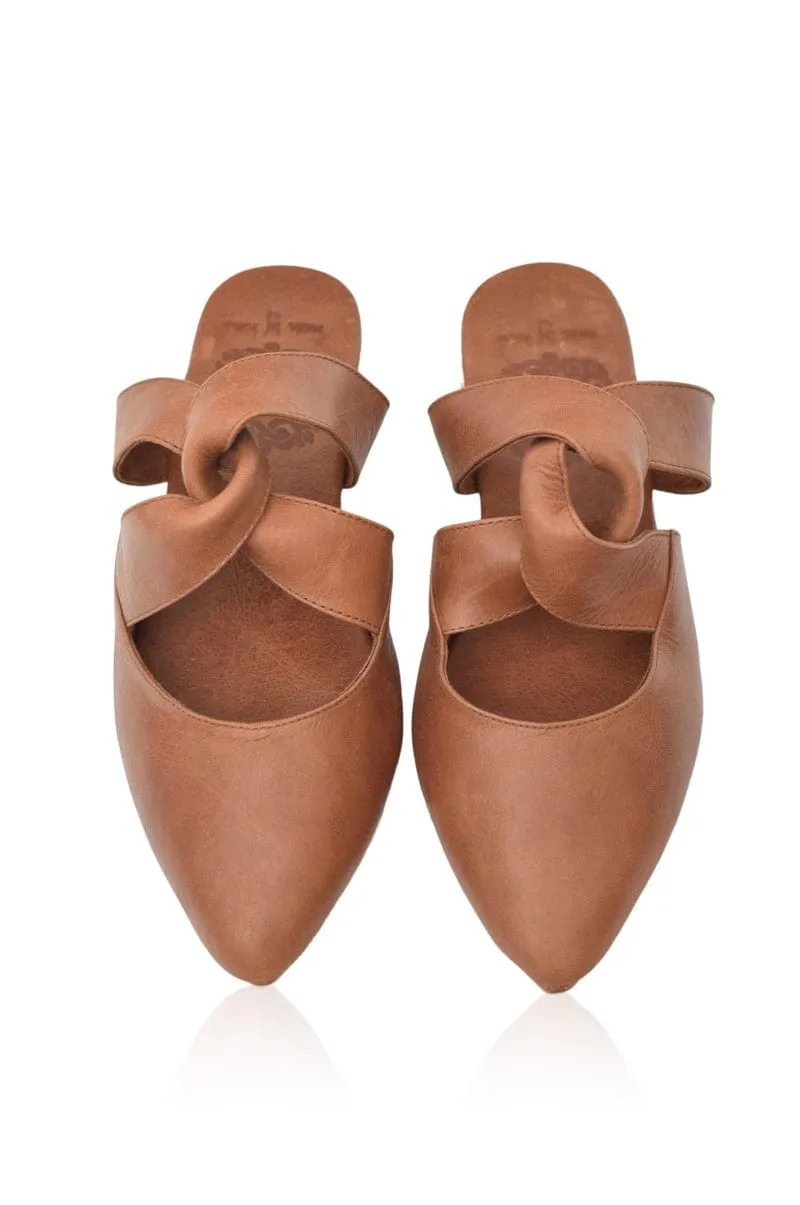 Taj Mahal Pointy Toe Mules in Vintage Camel